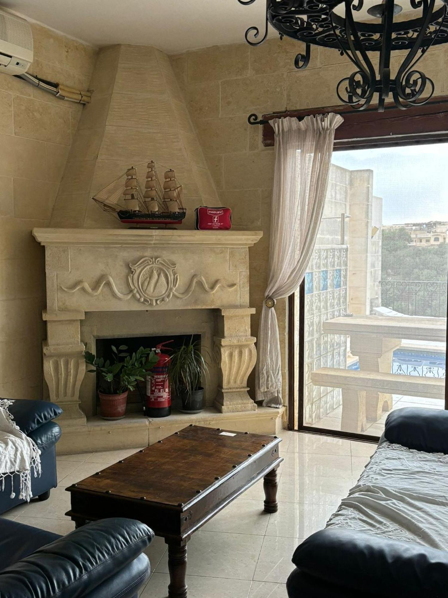 Gozo Island Escape Sleeps 4 With Private Bathroom Ghajn il-Kbira  Esterno foto